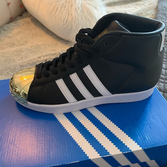 Women’s adidas size 6 gold shell toe. Black with white stripes. New in box - Picture 2 of 4
